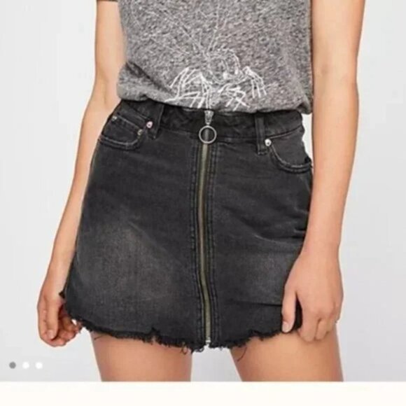 WE THE FREE Zip-It Up Black Denim Skirt Size 28 - Picture 3 of 9